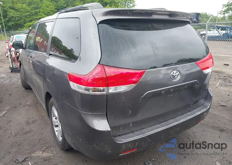 2012 Toyota Sienna Le V6 8 Passenger z USA, uszkodzony, nr VIN 5TDKK3DC6CS250837